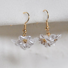 Load image into Gallery viewer, Bunch of Flowers Earrings
